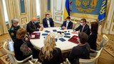 Зеленський зустрівся з рідними загиблих на Донбасі офіцерів спецпризначення СБУ Волочаєва і Каплунова і передав ордени "Золота Зірка". ФОТОрепортаж