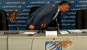 Экс-генпрокурора Махницкого на пресс-конференции в Киеве забросали тортами. ФОТО+ВИДЕО(обновлено)