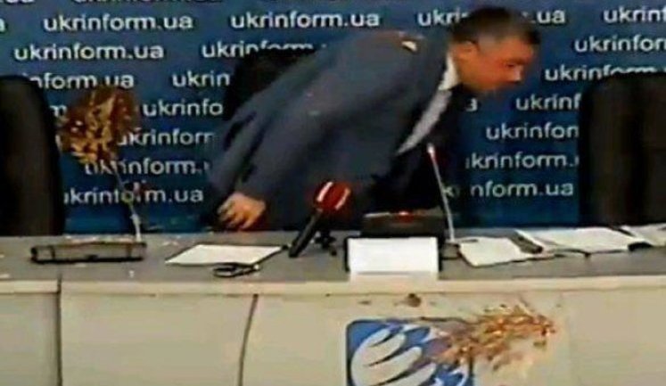 Экс-генпрокурора Махницкого на пресс-конференции в Киеве забросали тортами. ФОТО+ВИДЕО(обновлено)