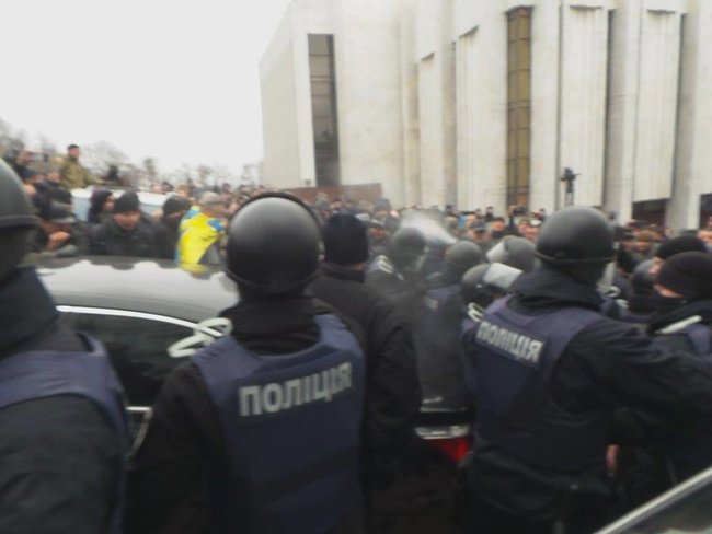 Затримання Саакашвілі: поліція намагається відтіснити активістів на Трьохсвятительській, був застосований газ 06