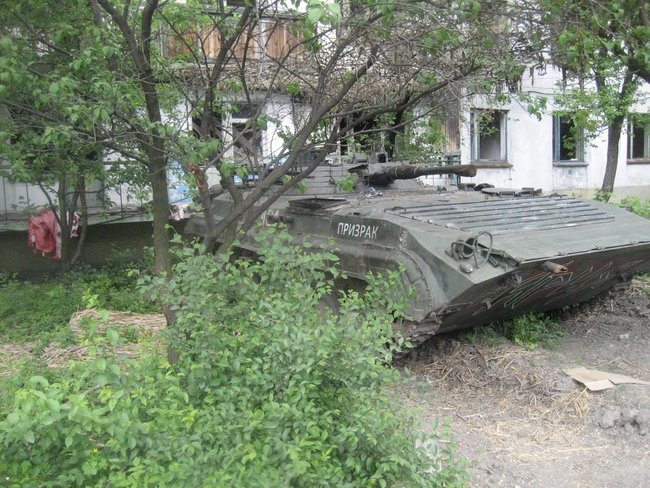Окупанти розміщують техніку в житлових кварталах прифронтових населених пунктів Луганщини 01