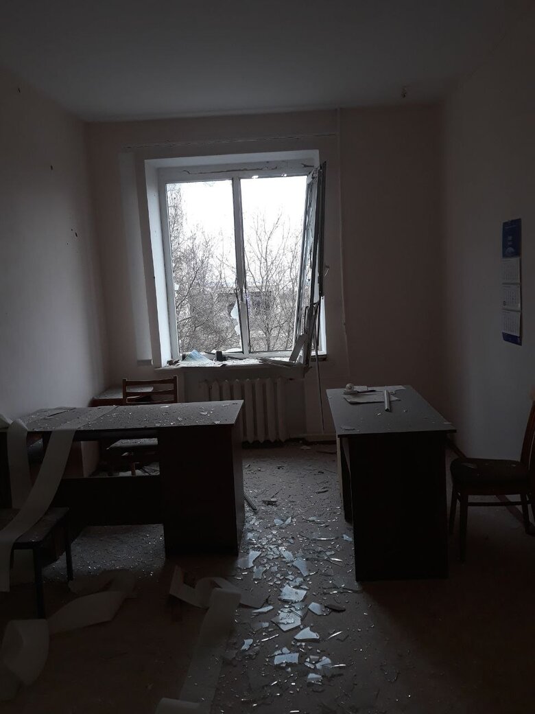 Российские оккупанты в очередной раз обстреляли больницу в Бериславе 02