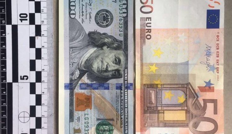 Валютних шахраїв, які заволоділи сумою, еквівалентною 12 тис. доларів США, затримали в Києві, - прокуратура. ФОТО