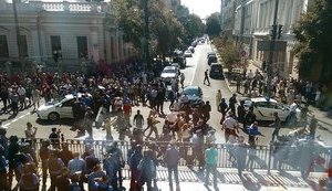 Под зданием ВР уже около 30 раненых, скорых не хватает, - журналист. ФОТОрепортаж