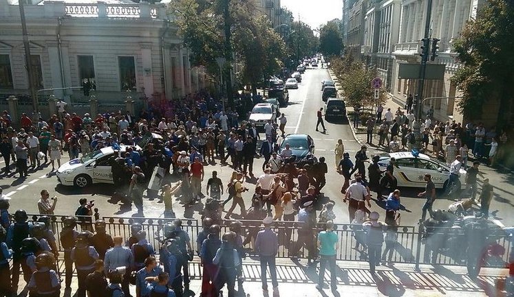 Под зданием ВР уже около 30 раненых, скорых не хватает, - журналист. ФОТОрепортаж