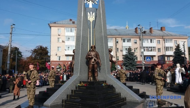 У Житомирі відкрили памятник Захисникам України у війні з російським агресором 01