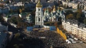 Багатотисячний молебень за Україну та автокефальну церкву на Софійській площі в Києві. ВIДЕО