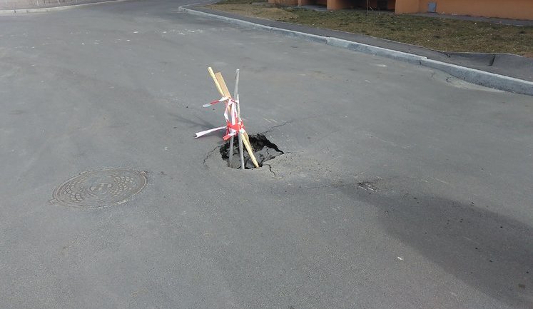 "Как такой дом допустили к сдаче в эксплуатацию?": Участники ОСМД в Броварах ведут борьбу с компанией-застройщиком "Атлант" экс-регионала Климца. ФОТОрепортаж