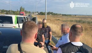 Затримано правоохоронця, який за хабарі "звільняв" військовозобов’язаних із ТЦК, - ДБР. ФОТОрепортаж