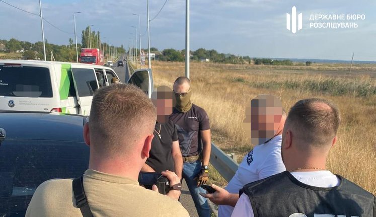 Затримано правоохоронця, який за хабарі "звільняв" військовозобов’язаних із ТЦК, - ДБР. ФОТОрепортаж