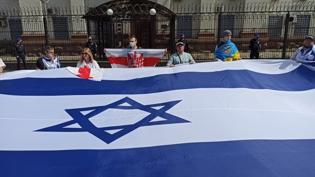 Россия = Хамас: под посольством РФ в Киеве состоялся митинг солидарности с Израилем 04