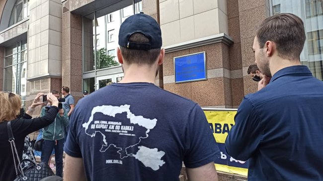 Як же за#бали: активисты протестовали под Радой против внесения поправок в закон о языке 17
