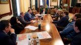 Зеленський і медіагрупи домовилися до 16 березня запустити незакодовані супутникові версії українських телеканалів. ФОТО