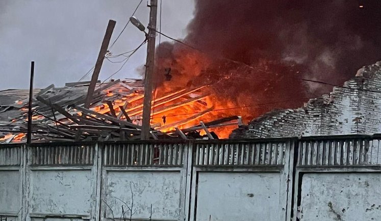 Рашисти атакували "шахедами" аграрне підприємство у Новгород-Сіверському: влучання у склад з зерном, здійнялася пожежа. ФОТОрепортаж