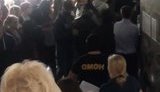 "Сука, заткнись, сейчас и тебя заберем!" - в Минске ОМОН ворвался в лингвистический университет, избил и задержал группу студентов, поющих "Марсельезу". ВИДЕО