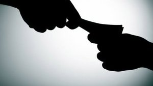 Попавшийся во второй раз на взятке мэр Сколе арестован