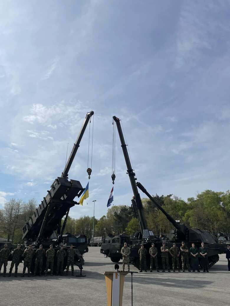 Зеленський оглянув нові комплекси ЗРК Patriot, які передадуть Україні Нідерланди 01