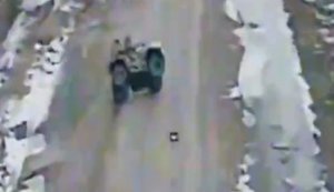 Окупанти розбилися на квадроциклі, намагаючись уникнути удару дрона. ВIДЕО