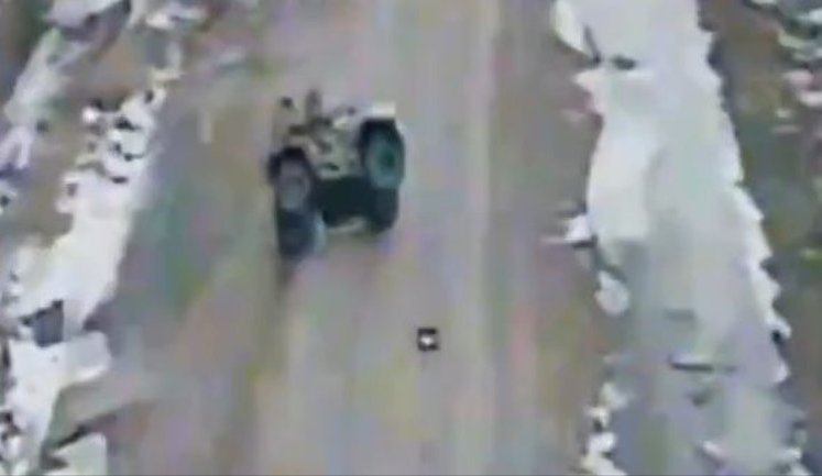 Окупанти розбилися на квадроциклі, намагаючись уникнути удару дрона. ВIДЕО