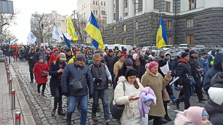 В Києві протестували антивакцинатори: QR-коди на плакатах ведуть на сайт Єдиної Росії 35