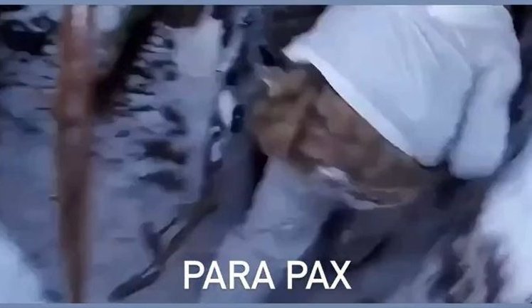 Троє окупантів тікають від дрона, ховаються в окопі і чекають прильоту. ВIДЕО