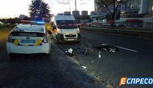 Під колесами автомобіля на Московському мосту в Києві загинув велосипедист. ФОТО
