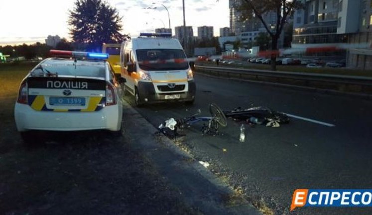 Під колесами автомобіля на Московському мосту в Києві загинув велосипедист. ФОТО
