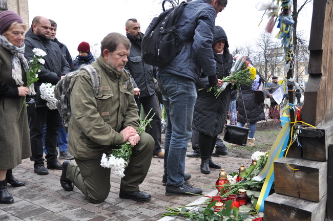 Поминальный молебен прошел на аллее Героев Небесной Сотни в Киеве 14