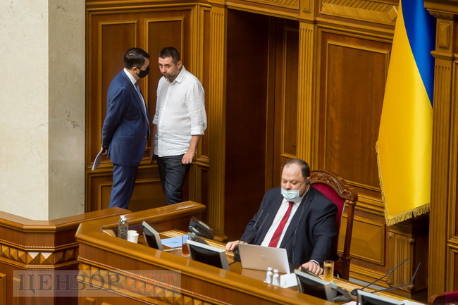 Корнієнко, який підтягує штани, Яременко бентежить колег, погляд Юрченка в спину, - день роботи Ради 14 липня 04