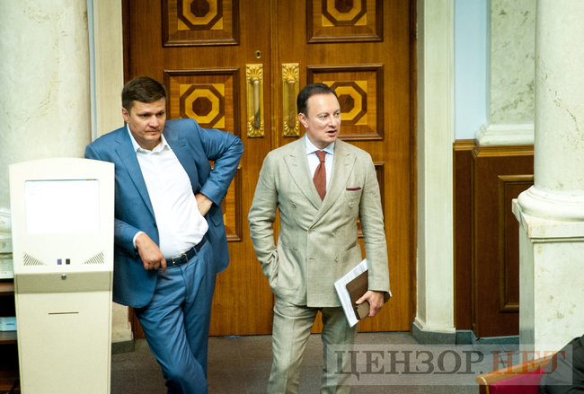 Відкриття сесії, жестикулювання Гройсмана, розмова Андрієвського й Луценко і плакат Медведчук підарешт - робочий день у ВР 4 вересня 23