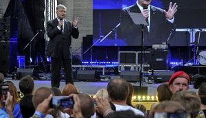 Порошенко - Зеленскому: Не пытайтесь нас остановить вашей зеленой соплей