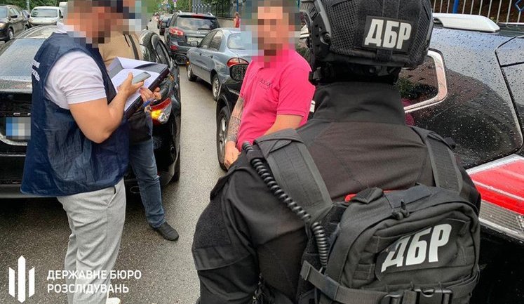 ГБР задержало следователя Нацполиции за требование 27 тысяч взятки за возвращение арестованного авто. ФОТО