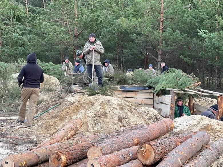 На півночі Рівненщини облаштовують оборонні позиції 01