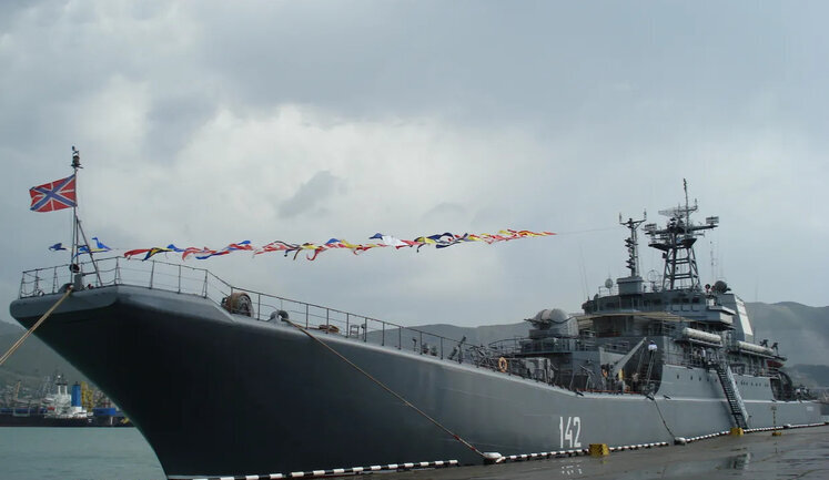 Russians are pulling out Novocherkassk destroyed last year from bottom of Black Sea in pieces. PHOTO