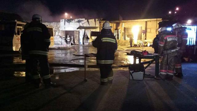 В Киеве возле метро Петровка загорелись склады 12
