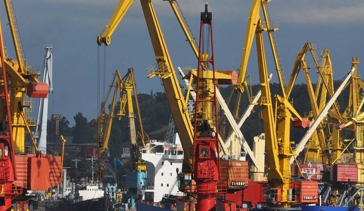 Атака дронів на портову інфраструктуру Одещині: пошкоджено зернову галерею