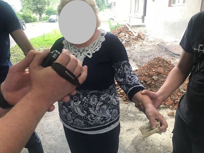 Чиновницю Держгеокадастру затримано на Київщині під час одержання хабара, - прокуратура 01