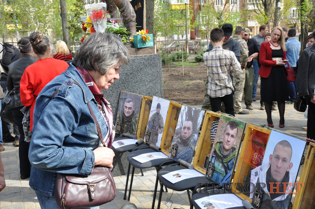 Памятник офицеру 93-й бригады Мирославу Мысле, погибшему на Донбассе, открыли в Киеве 12