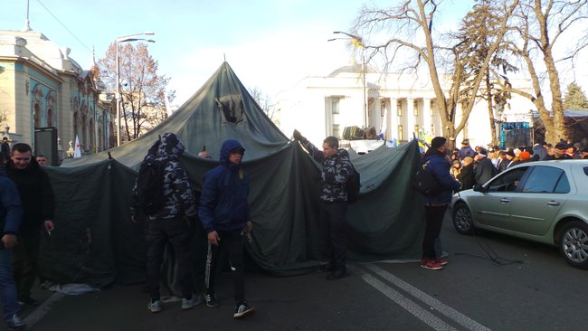 Митингующие против рынка земли установили под Радой палатки 19