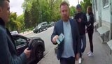 "Бидлота, блін. Ви торкнулися моєї власності! Зупинка на дві хвилини дозволена всюди!" - "слуга народу" Камельчук у відповідь на зауваження про неправильне паркування автомобіля дружини. ВIДЕО