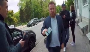 "Бидлота, блін. Ви торкнулися моєї власності! Зупинка на дві хвилини дозволена всюди!" - "слуга народа" Камельчук в ответ на замечание о неправильной парковке автомобиля жены. ВИДЕО