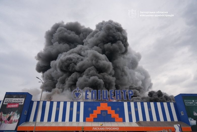 Росіяни вдарили по ТЦ у Запоріжжі: що відомо?
