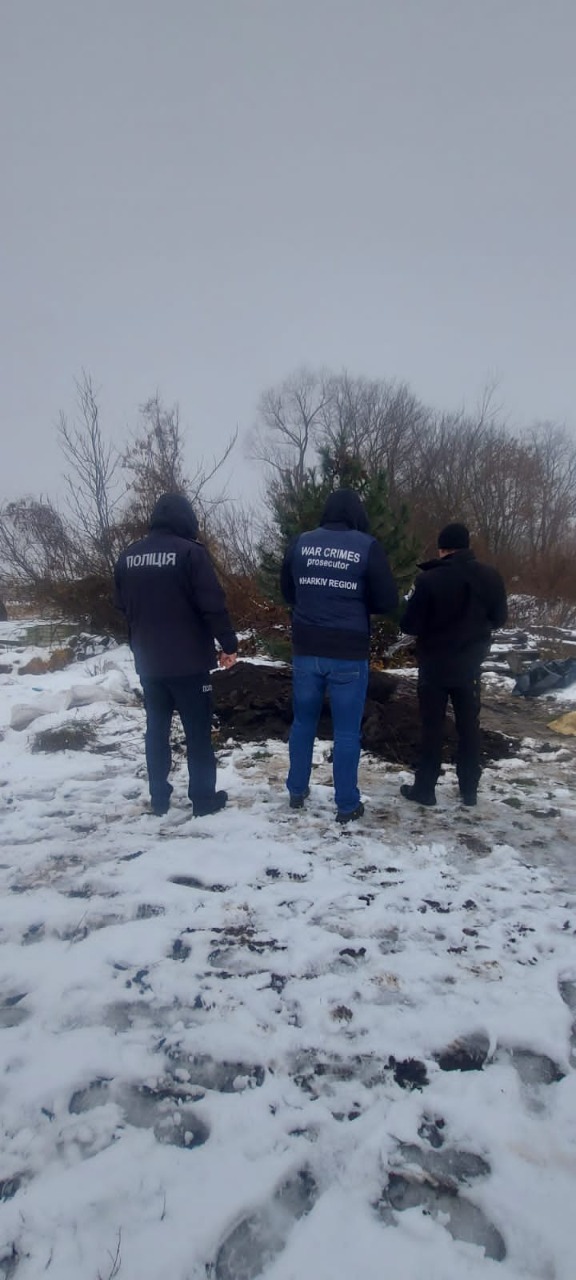 Поліція ексгумувала тіло загиблої від російських обстрілів жінки на Харківщині 01