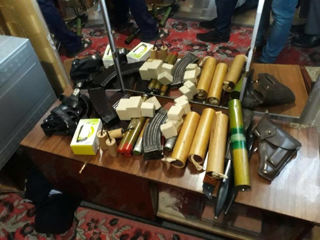Поліція в Івано-Франківській області вилучила у військового пенсіонера-прапорщика 22 гранатомети, понад 20 гранат, автомат, пістолет і патрони, - Аброськін 03