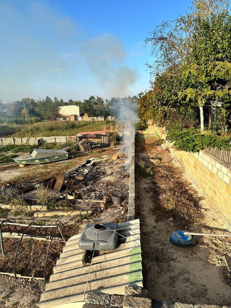 Рашисти обстріляли Кізомис на Херсонщині запалювальними боєприпасами. Згоріли будинки та господарчі споруди 04 Рашисти обстріляли Кізомис на Херсонщині запалювальними боєприпасами. Згоріли будинки та господарчі споруди 04