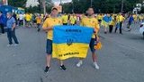 Українських уболівальників не пустили на стадіон в Бухаресті з прапором "Крим - це Україна". Кулеба доручив посольству розібратися з ситуацією