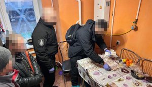 Пытался сбывать наркотики военнослужащим: в Донецкой области разоблачен наркодилер, - ГБР. ФОТОРЕПОРТАЖ