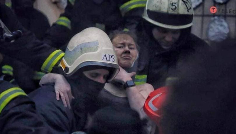 Постраждала внаслідок удару по будинку в Дніпрі провела майже добу під завалами, не могла покликати на допомогу через вади слуху: Її 1-річний малюк та чоловік досі під руїнами 01 Постраждала внаслідок удару по будинку в Дніпрі провела майже добу під завалами, не могла покликати на допомогу через вади слуху: Її 1-річний малюк та чоловік досі під руїнами 01