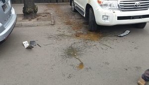 У Києві автомобілі російських дипломатів облили фекаліями, порізали шини і зірвали з машин номери. ФОТОрепортаж