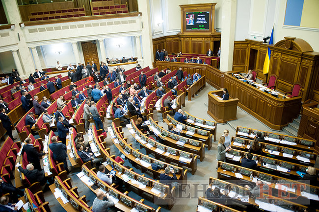 Депутати-соньки, Кіссе, який голосує за трьох, радісний Гройсман і обійми Лозового з Ляшком: як Рада вночі приймала Держбюджет-2019 09